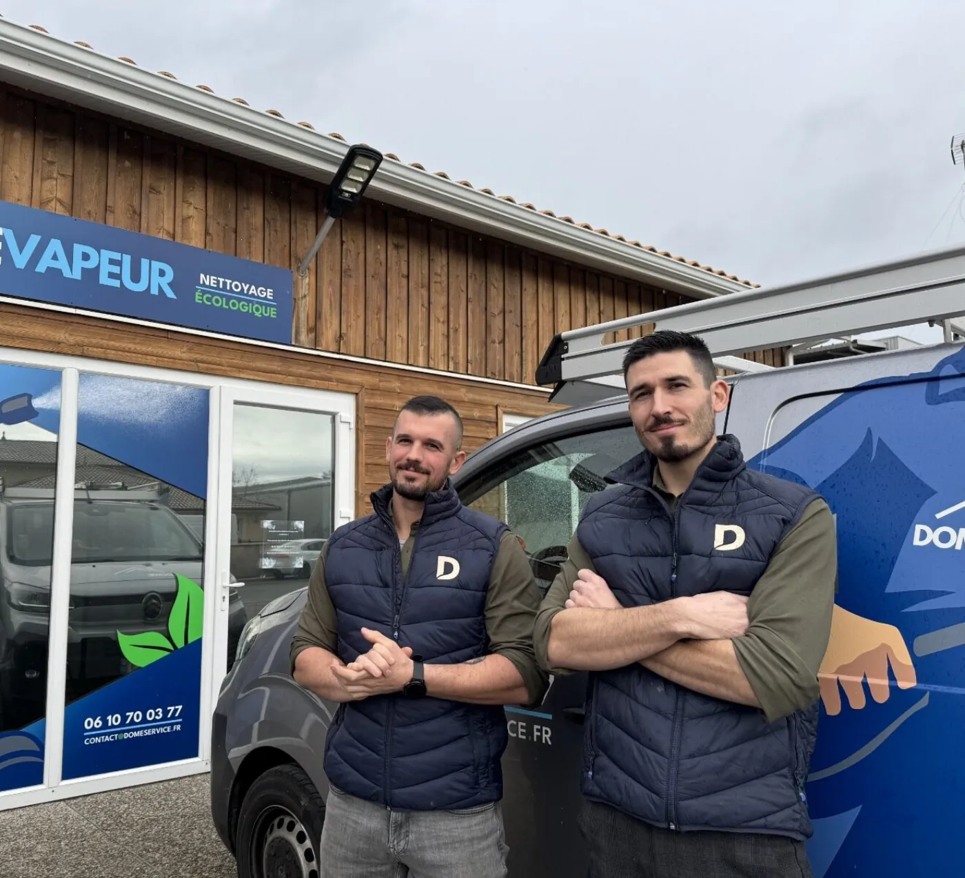 Maxime et Dorian, co-fondateurs de DOME Vapeur, devant le siège à Audenge